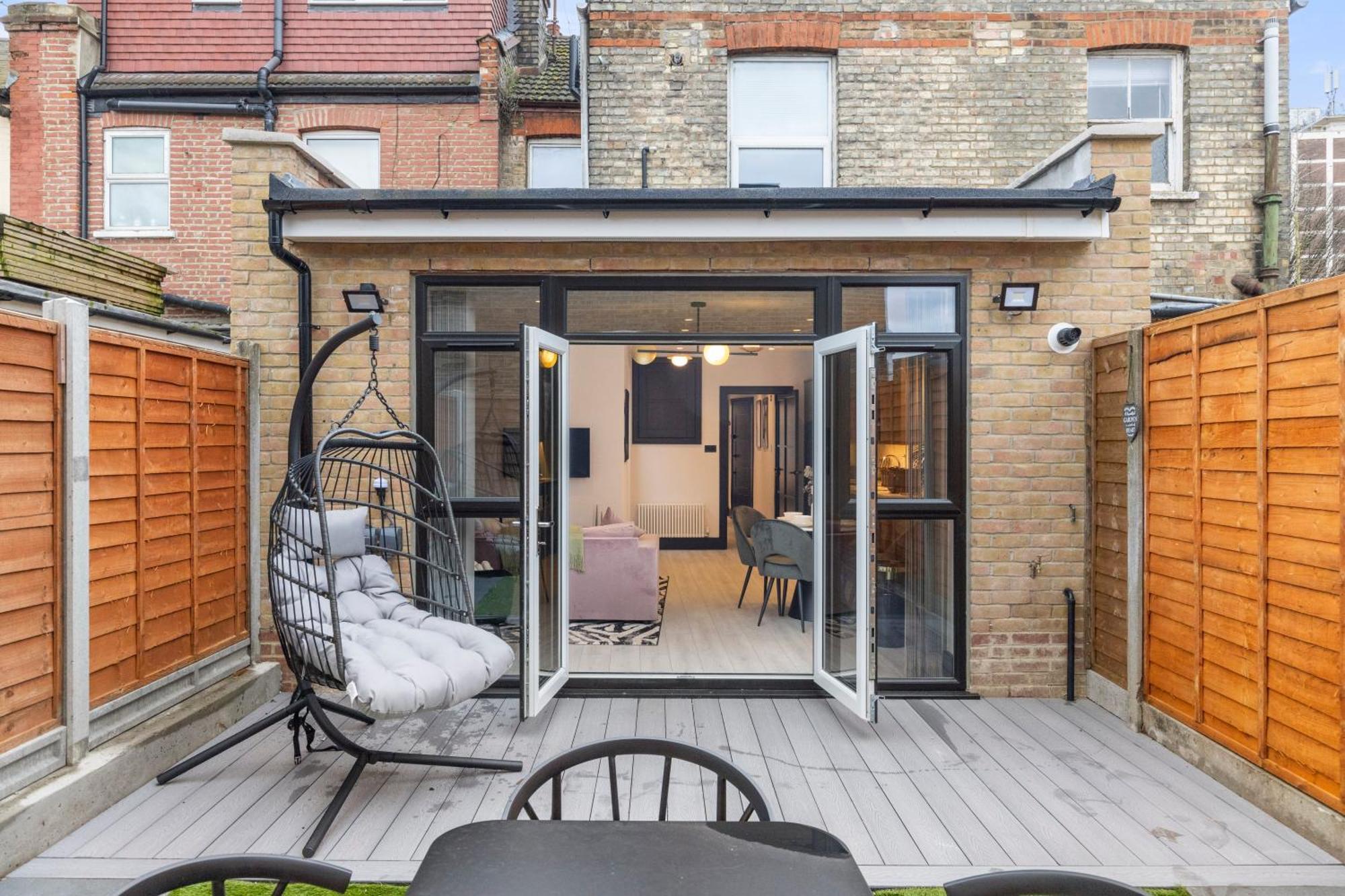 Апартаменты Unwind In Style 2Br With Cozy Backyard For Groups Лондон Экстерьер фото